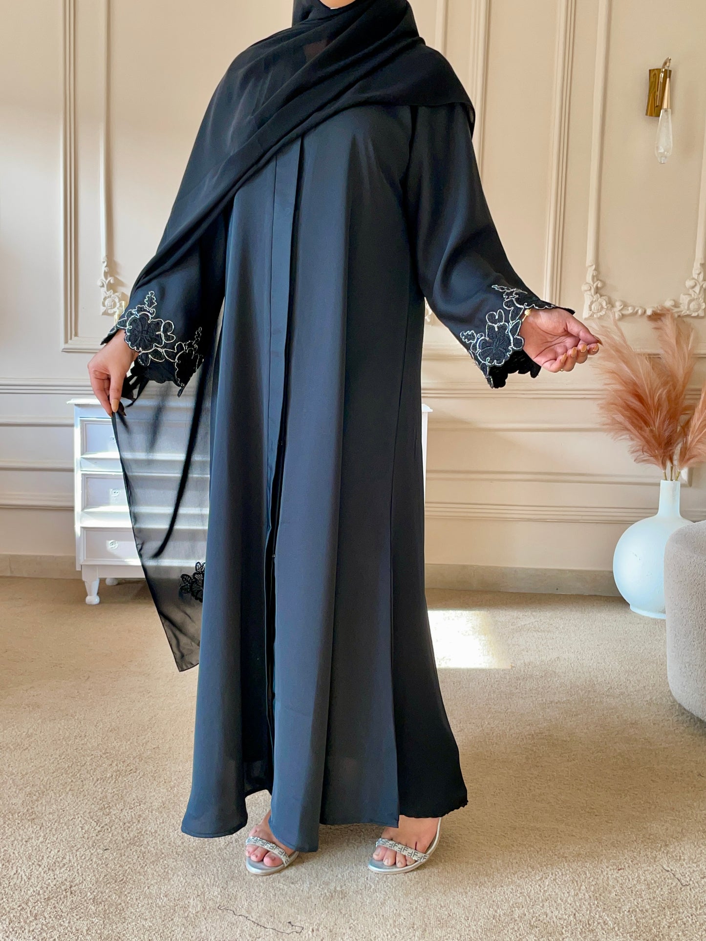 Signature Motif Abaya - Black